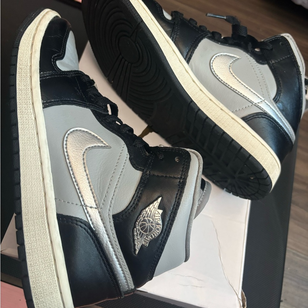 Women Jordan 1 Mid SE size 6.5  Black/Gray
